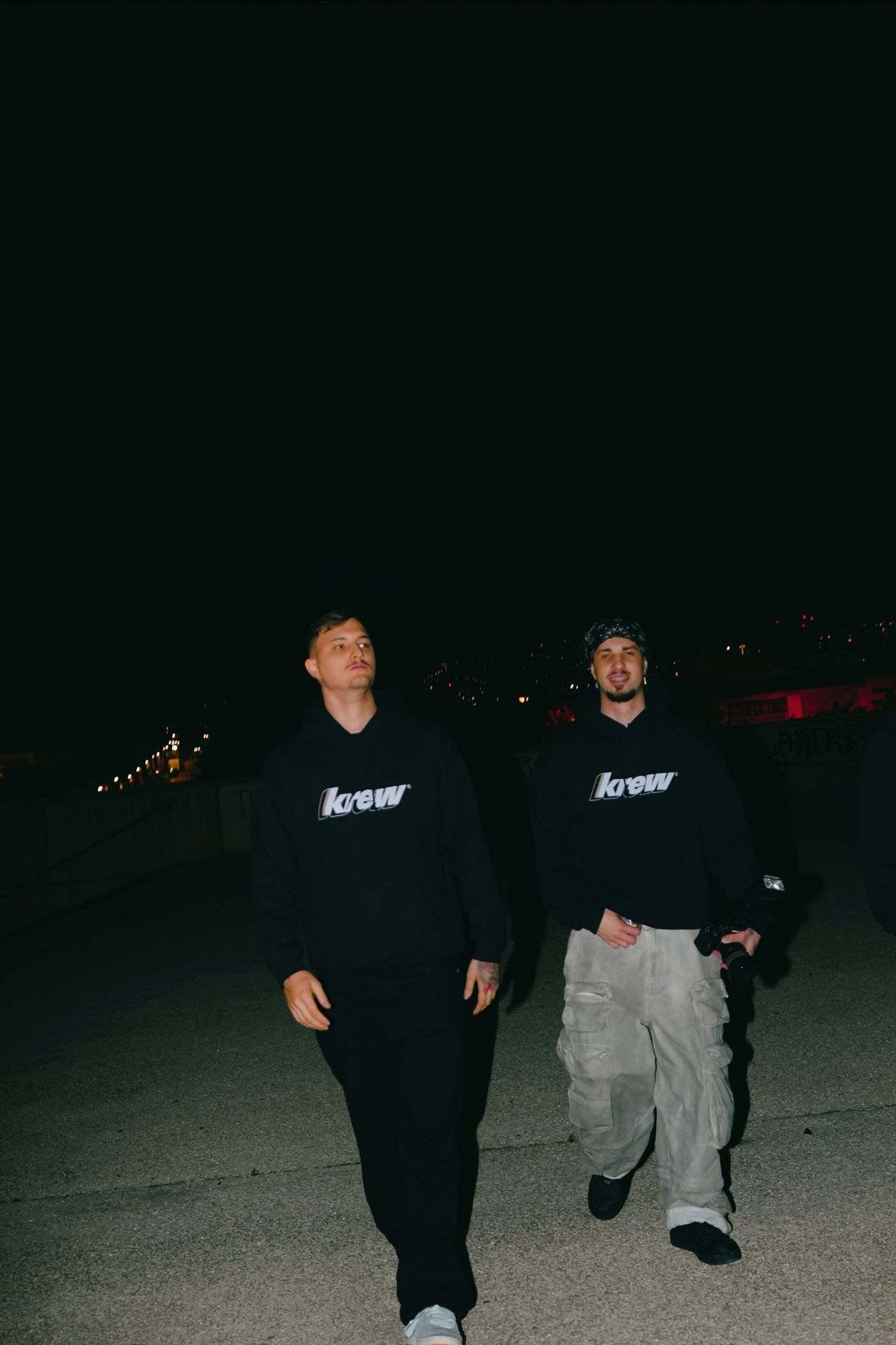 Víctor y un compañero del equipo KREW con sudaderas de la marca